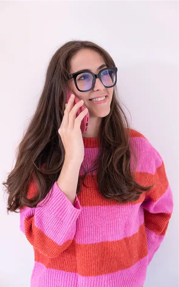 Pauline consultante seo à Toulouse au téléphone